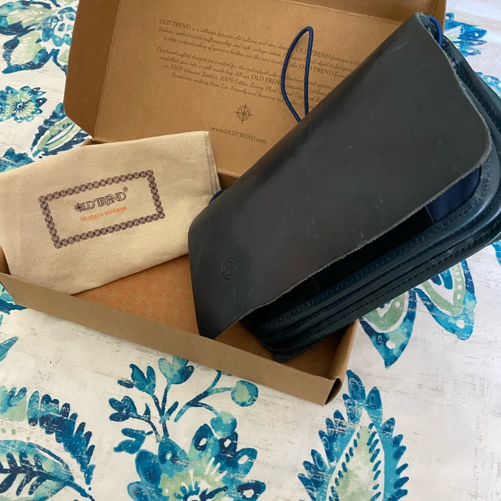 Sassy" Old Trend Nomad Organizer Wallet, Navy, (NEW) w Box) - Picture 7 of 17